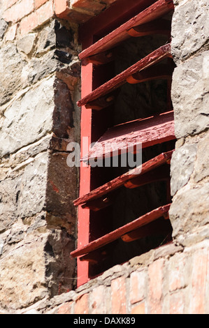 Rotture di fori di ventilazione su un vecchio fienile irlandese Foto Stock