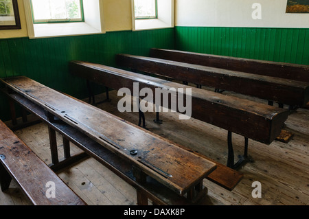 Panche in un vecchio auletta scuola Foto Stock