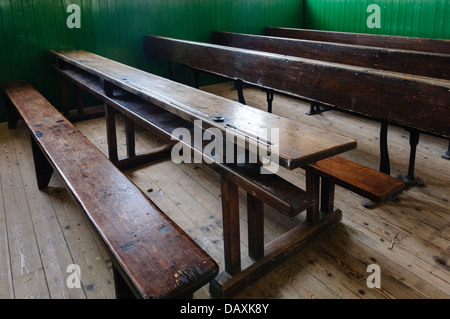 Panche in un vecchio auletta scuola Foto Stock