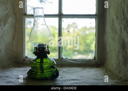 Olio lampada sul davanzale di una casa colonica irlandese Foto Stock