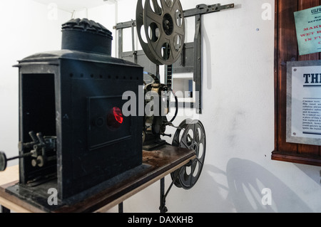 Il vecchio proiettore, illuminata con una lanterna di paraffina all'interno di un cinema Foto Stock