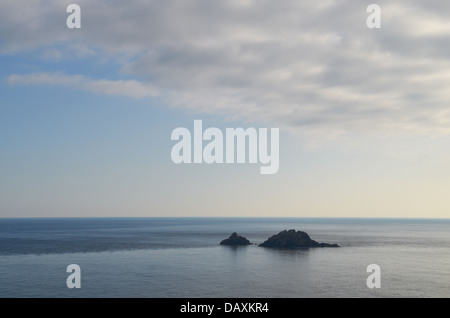 Il Brisons al largo di Cape Cornwall, England, Regno Unito Foto Stock