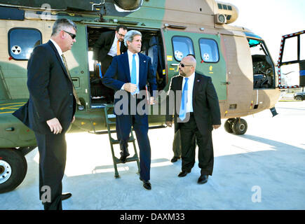 Il Segretario di Stato americano John Kerry passi fuori da un elicottero dopo un volo da Amman, Giordania per soddisfare con Autorità Palestinese Presidente Mahmoud Abbas Luglio 19, 2013 a Ramallah in Cisgiordania. Foto Stock