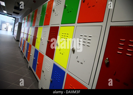 Girato a colori di alcuni armadietti in una highschool Foto Stock