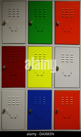 Girato a colori di alcuni armadietti in una highschool Foto Stock