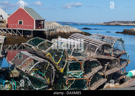 Trappole di aragosta impilati su una banchina in Peggy's Cove, Nova Scotia, Canada. Foto Stock