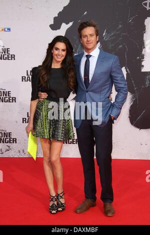 Berlino, Germania. 19 Luglio, 2013. Attori Armie Hammer e Camere Elisabetta frequentare il tedesco Premiere di 'Lone Ranger" al Sony Centre di Berlino, Germania, il 19 luglio, 2013. Foto: Hubert Boesl Credito: dpa picture alliance/Alamy Live News Foto Stock