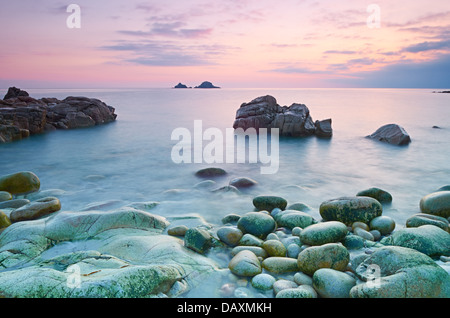 Massi di granito a Nanven Porth Beach - San Giusto, Cornwall, England, Regno Unito Foto Stock