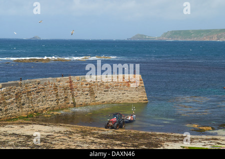 Vista sulla bella baia di surf di Sennen Cove - Cornwall, England, Regno Unito Foto Stock