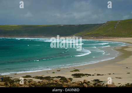 Vista sulla bella baia di surf di Sennen Cove - Cornwall, England, Regno Unito Foto Stock