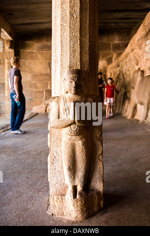 I turisti in una grotta in un tempio, Krishna Mandapa, Mahabalipuram, Kanchipuram District, Tamil Nadu, India Foto Stock