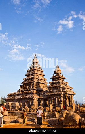 I turisti a un tempio, Shore Temple, Mahabalipuram, Kanchipuram District, Tamil Nadu, India Foto Stock