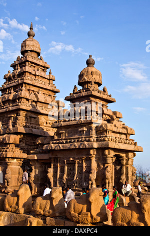 I turisti a un tempio, Shore Temple, Mahabalipuram, Kanchipuram District, Tamil Nadu, India Foto Stock