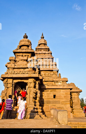 I turisti all'ingresso di un tempio, Shore Temple, Mahabalipuram, Kanchipuram District, Tamil Nadu, India Foto Stock