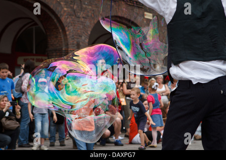 Artisti facendo grandi bolle di sapone durante "Industriada' 2013 street performance a Nikiszowiec piazza principale. Katowice in Polonia. Foto Stock