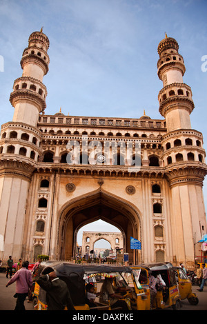 Facciata di una moschea, Charminar, Hyderabad, Andhra Pradesh, India Foto Stock