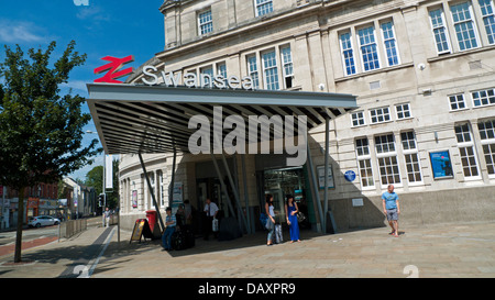 Vista di persone in ingresso, firmare e il logo alla Stazione Ferroviaria Swansea esterno Swansea South Wales UK KATHY DEWITT Foto Stock