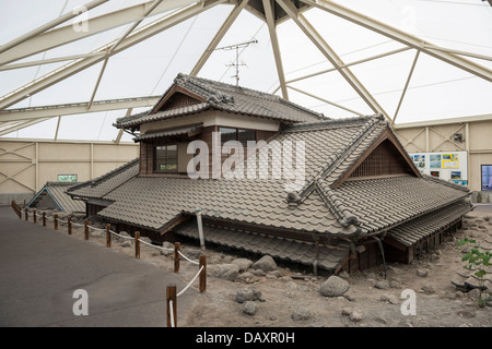 Conserve di casa inghiottito dal flusso piroclastico presso il monte Unzen Disaster Museum, Shimabara, Nagasaki Giappone Foto Stock