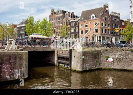 Ponte sul canale Singel nella città di Amsterdam, Paesi Bassi, North Holland. Foto Stock