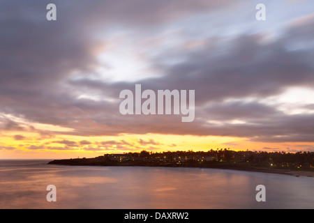 Bel tramonto a Shipwreck vicino a Poipu in Kauai, Hawaii. Foto Stock
