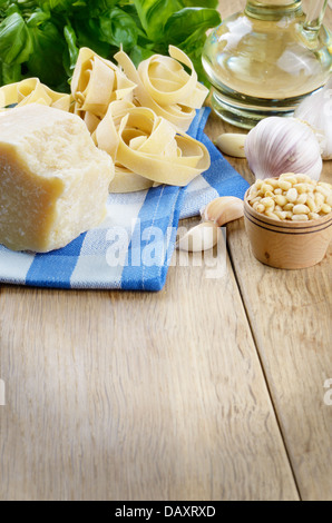 Ingredienti per fare il pesto con copy-spazio Foto Stock