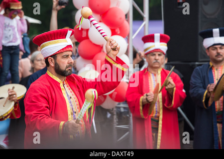 Elemento non identificato di militari tradizionali Banda Turca esegue in corrispondenza dei tamburi durante il Festival Turco, Bucarest, Romania. Foto Stock