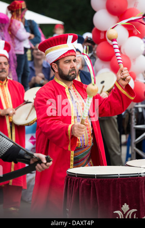 Elemento non identificato di militari tradizionali Banda Turca esegue in corrispondenza dei tamburi durante il Festival Turco, Bucarest, Romania. Foto Stock