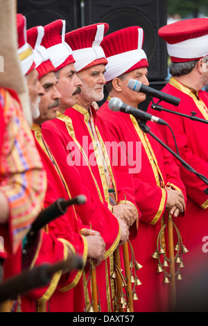 Bagno turco tradizionale fanfare militari "etere" suona dal vivo per il pubblico durante il Festival Turco, Bucarest, Romania. Foto Stock