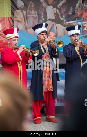 Tradizionale Ottomano army band membri eseguire a trombe durante gli eventi celebrativi Festival Turco, Bucarest, Romania. Foto Stock