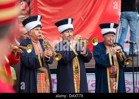 Tradizionale Ottomano army band membri eseguire a trombe durante gli eventi celebrativi Festival Turco, Bucarest, Romania. Foto Stock