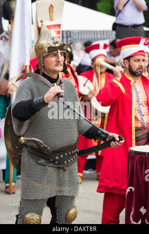 Tradizionale fanfare militari 'Metere' esegue una mostra durante la eventi celebrativi Festival Turco, Bucarest, Romania. Foto Stock