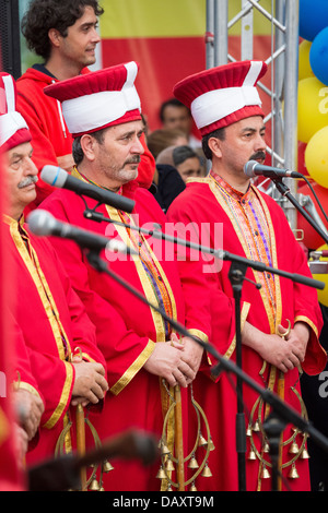 Bagno turco tradizionale fanfare militari "etere" suona dal vivo per il pubblico durante il Festival Turco, Bucarest, Romania. Foto Stock