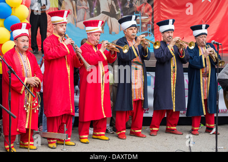 Tradizionale Ottomano army band membri eseguire a trombe durante gli eventi celebrativi Festival Turco, Bucarest, Romania. Foto Stock