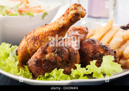 Cosce di pollo disossate di pollo con patate preparate. Messa a fuoco selettiva Foto Stock