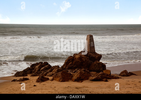 Rocce sulla spiaggia, Visakhapatnam, Andhra Pradesh, India Foto Stock