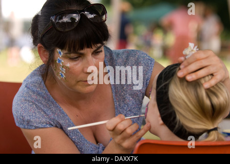 Pittura facciale a Worldham Village Fete, Hampshire, Regno Unito. Domenica 14 Luglio 2013. Foto Stock