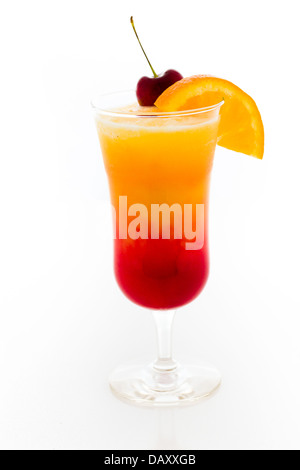 Tequila Sunrise cocktail con cuneo di arancia e ciliegia come una decorazione. Foto Stock