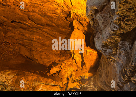 Gli interni di una grotta, Borra Grotte, Ananthagiri colline, Araku Valley, Visakhapatnam, Andhra Pradesh, India Foto Stock