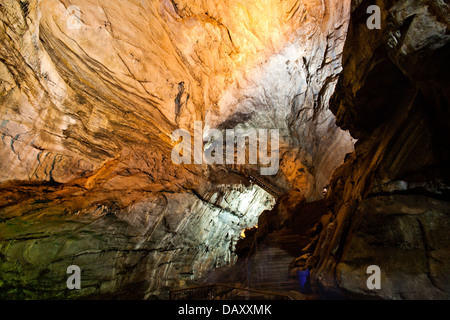 Gli interni di una grotta, Borra Grotte, Ananthagiri colline, Araku Valley, Visakhapatnam, Andhra Pradesh, India Foto Stock