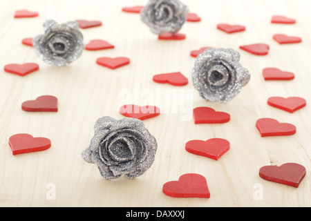 Molti cuori con argento colorate di rose per San Valentino Foto Stock