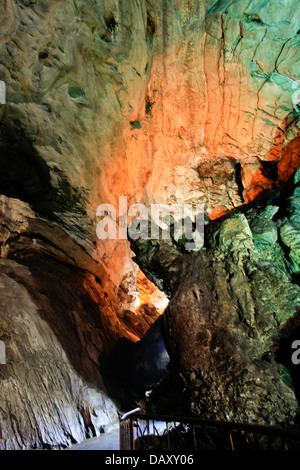 Gli interni di una grotta, Borra Grotte, Ananthagiri colline, Araku Valley, Visakhapatnam, Andhra Pradesh, India Foto Stock