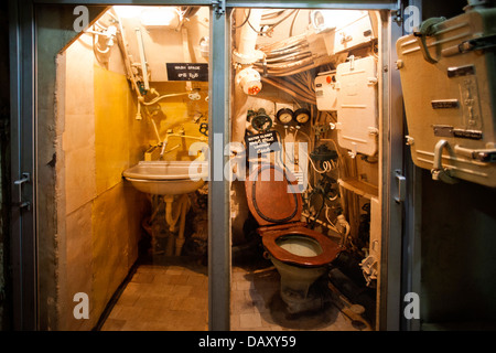 Il bagno di un sottomarino, INS Kursura (S20), Ramakrishna Mission Beach, Visakhapatnam, Andhra Pradesh, India Foto Stock