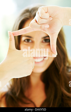 Ragazza rendendo forma quadrata con le mani Foto Stock