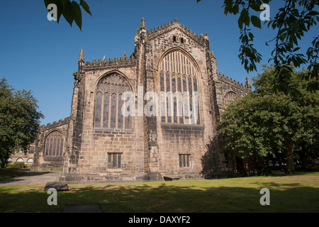 La facciata est di Halifax Minster Mostra finestra di vetro colorato Foto Stock