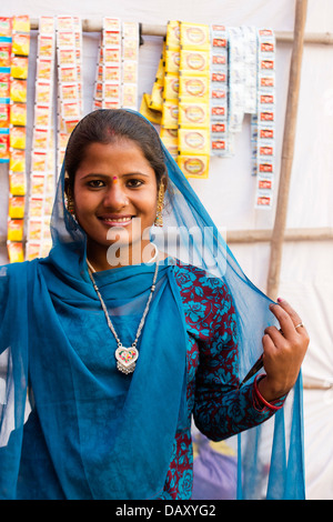 Ritratto di una donna sorridente, Pushkar, Ajmer, Rajasthan, India Foto Stock