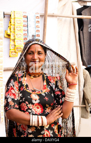 Ritratto di una donna sorridente nel tradizionale Rajasthani, Pushkar, Ajmer, Rajasthan, India Foto Stock