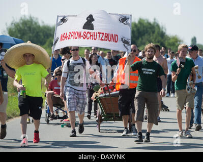 Berlino, Germania. Il 20 luglio, 2013. A poche centinaia di persone prendono parte a una protesta al di fuori di un US National Security Agency (NSA) stazione di ascolto in Griesheim vicino a Darmstadt, Germania, 20 luglio 2013. Come parte del "Picknick' azione, participents assemblato al di fuori dell'strettamente limitata US Army 'Dagger complessa" bloccando temporaneamente la strada. Foto: BORIS ROESSLER/dpa/Alamy Live News Credito: dpa picture alliance/Alamy Live News Foto Stock