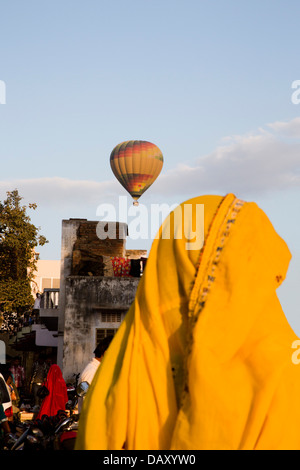 Mongolfiera in volo su edifici, Pushkar, Ajmer, Rajasthan, India Foto Stock