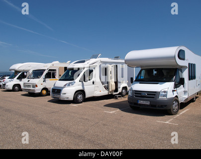 Una fila di camper parcheggiato in spiaggia parcheggio auto a Slapton Sands, Devon, Regno Unito 2013 Foto Stock