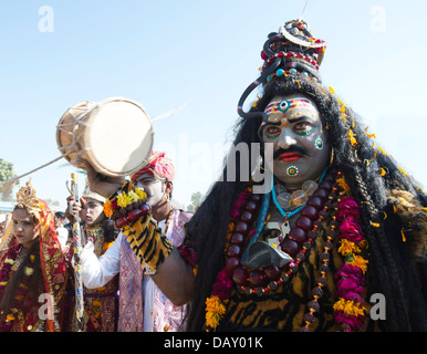 Artisti in una tradizionale processione, Pushkar Camel Fair, Pushkar, Ajmer, Rajasthan, India Foto Stock